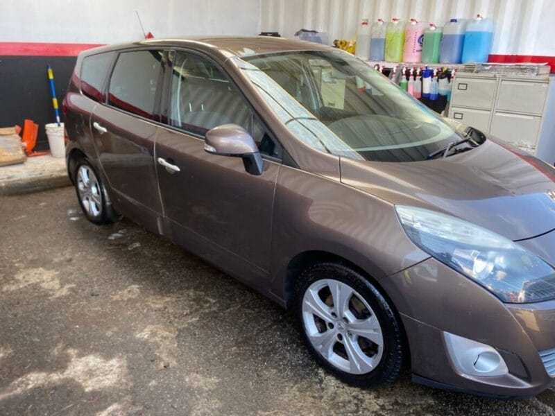 Renault Scenic – Price £1995