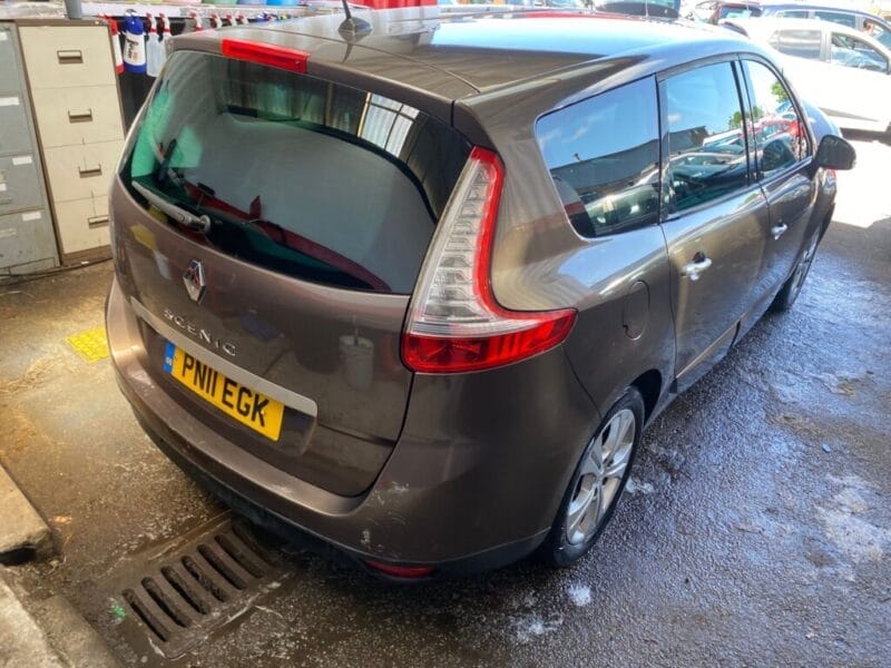 Renault Scenic – Price £1995
