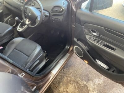 Renault Scenic – Price £1995