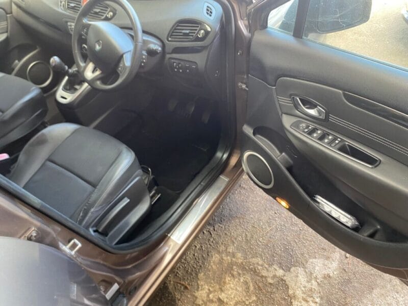 Renault Scenic – Price £1995