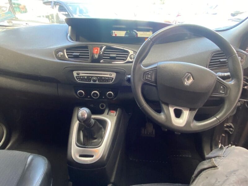 Renault Scenic – Price £1995