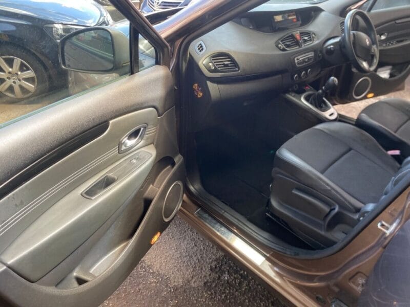 Renault Scenic – Price £1995